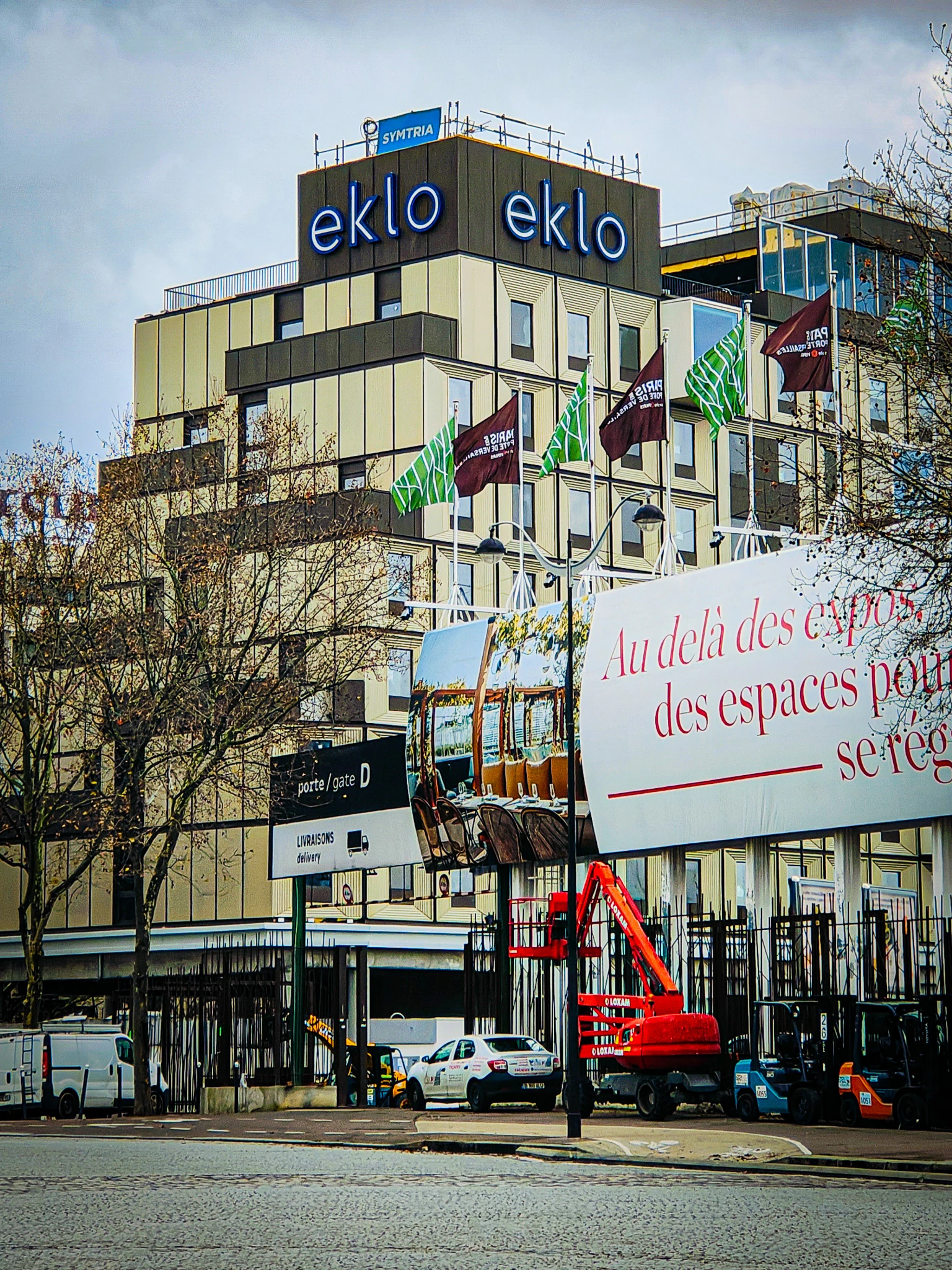 Intervention de cordistes MS Access pour la tour eiffel en arrière plan chez ADP ENSEIGNES à Roissy-en-France (bâtiment) – 3